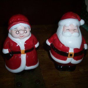 4 Sets salt and pepper shakers Figurine santa Vintage Japan Publix Avon Tin +